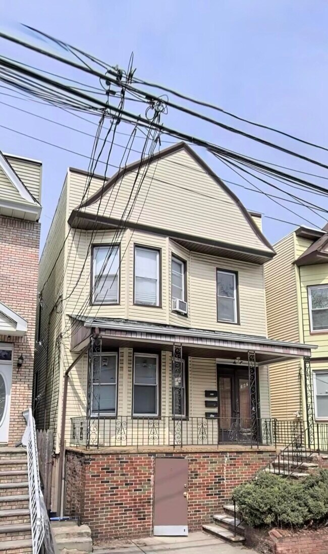 Building Photo - 187 Clerk St