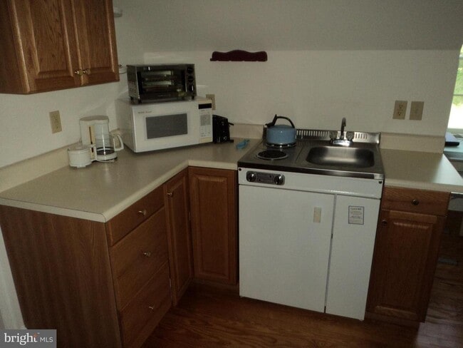 Building Photo - 5757 Poplar Ln