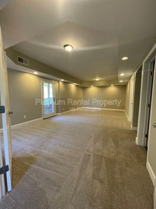 Building Photo - 1305 Smithdale Heights Dr