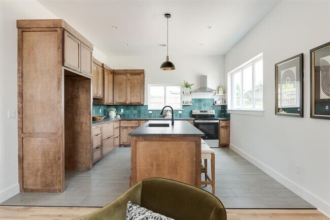 Building Photo - 1005 N Kelham Ave