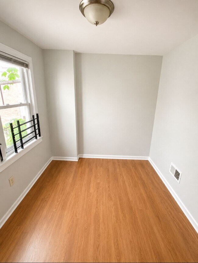 Building Photo - 3 Bedroom Home in Point Breeze