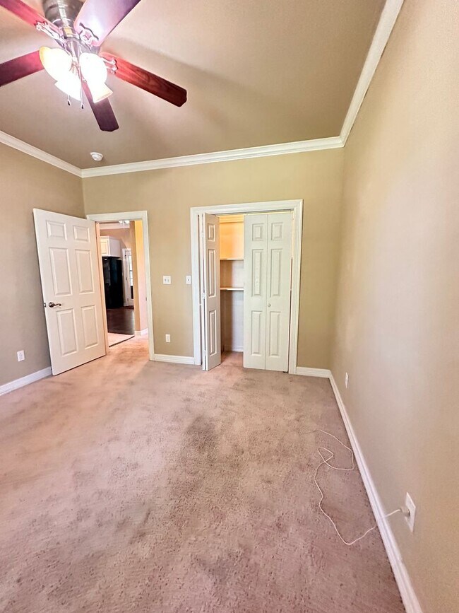 Building Photo - Heart of Benton on just under an acre of lot!