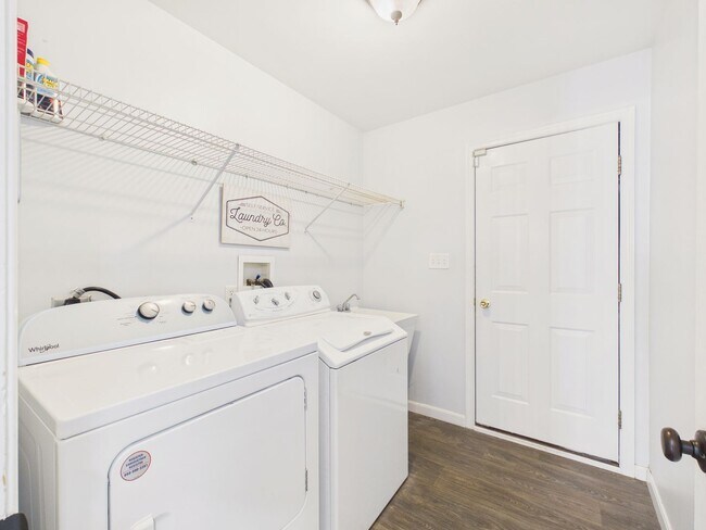 Building Photo - Gorgeous 3 Bedroom Single Family