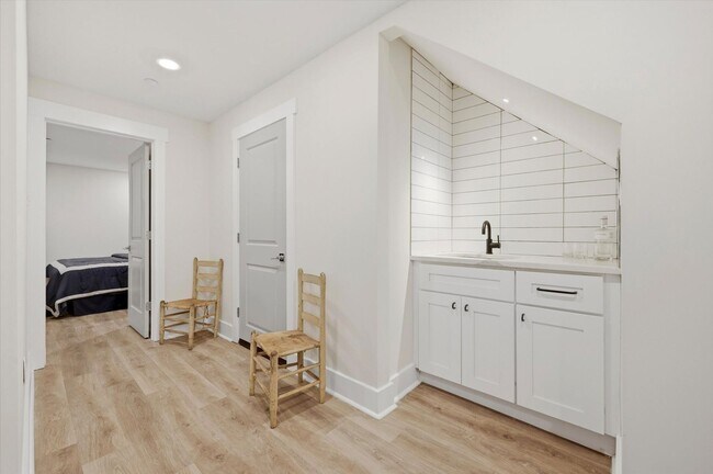 Building Photo - Detached Luxury 4BR/3B Retreat with Skyline Rooftop Deck, Wet Bars, Driveway & Massive Yard