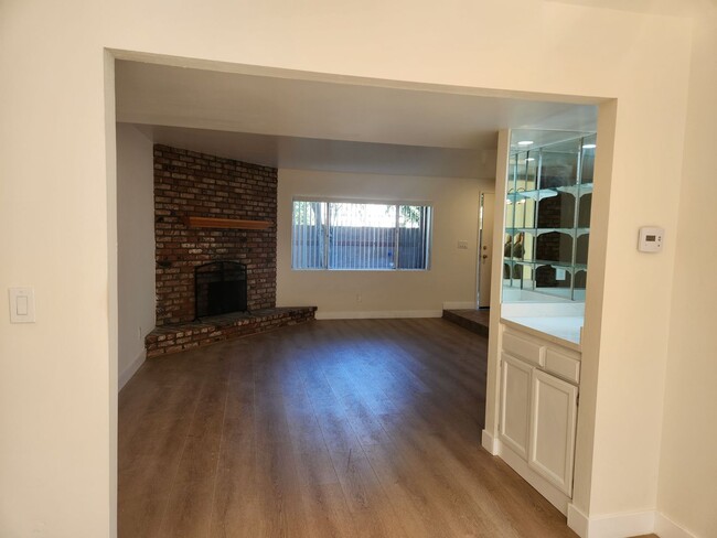 Building Photo - 3bed/2.5bath + Garage Townhome in Tarzana-...