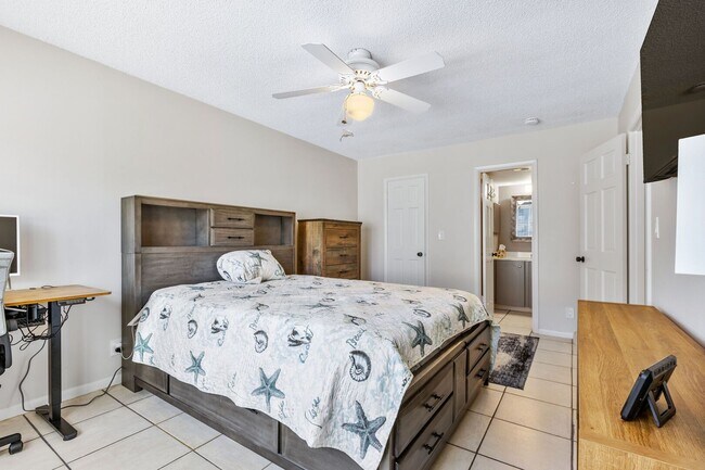 Building Photo - 3800 Saxon Dr