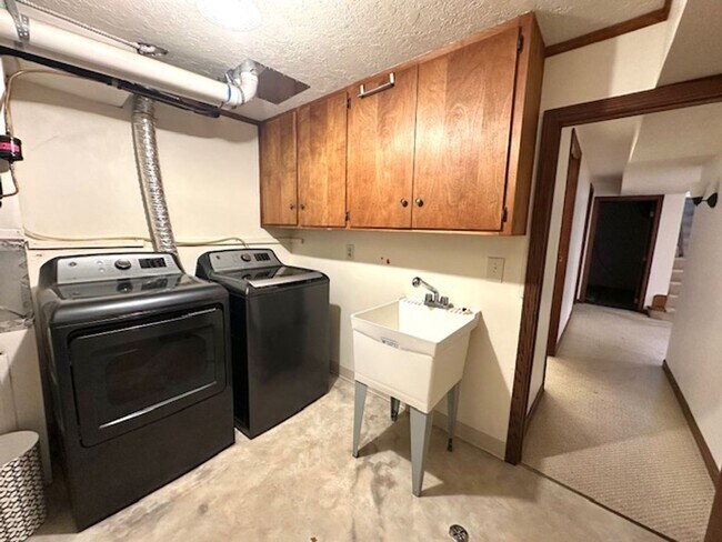 Building Photo - Private room for rent in Laurlhurst