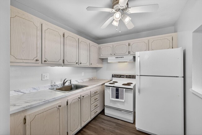 Building Photo - 700 Village Green Ct