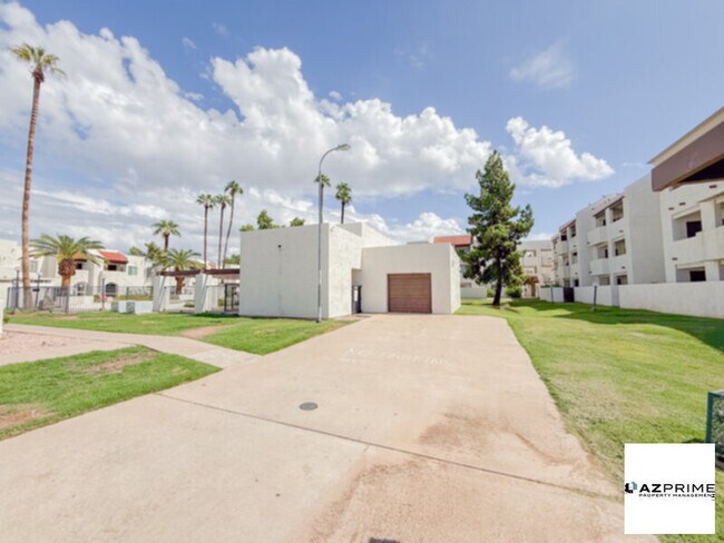 Building Photo - Stunning Fully-Furnished 2/2 Glendale Cond...