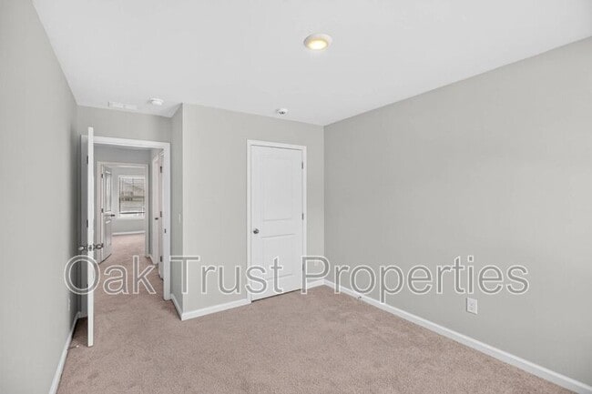 Building Photo - 147 Cloverleaf St