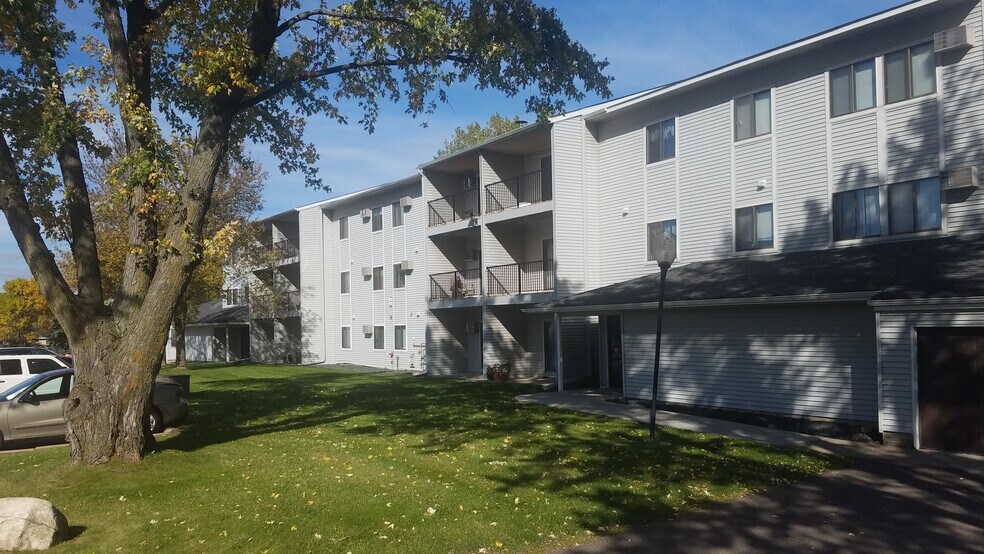 Primary Photo - Round Lake Estates