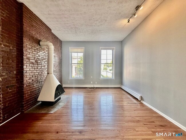 Building Photo - 46 Warren St