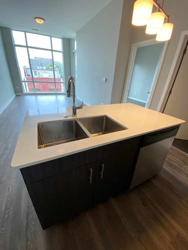 Building Photo - 1545 W North Ave