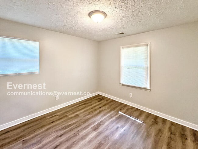 Building Photo - 8598 Stonewall Jackson Dr