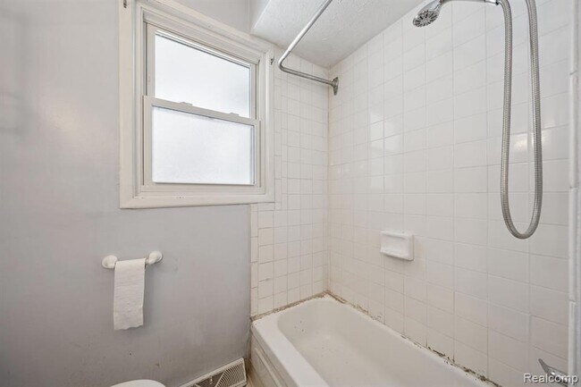 Building Photo - 2266 Newberry Rd