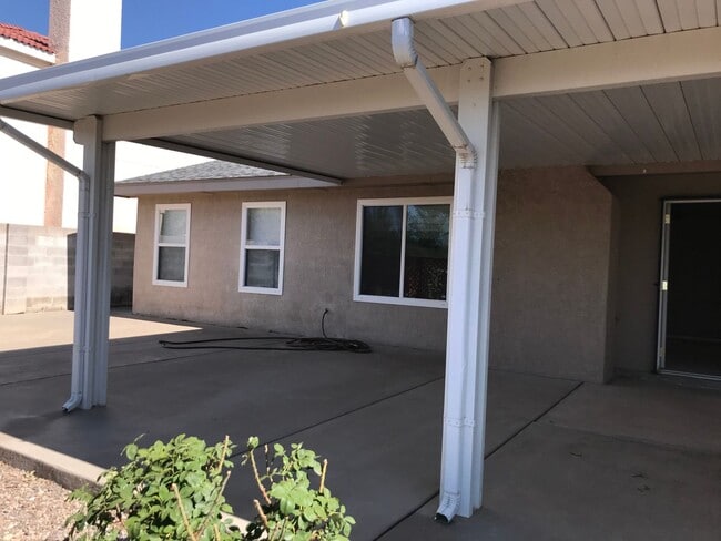 Building Photo - 3 bed 2 full bath
