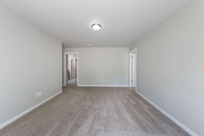 Building Photo - Spacious 4 bedroom home in Dayton