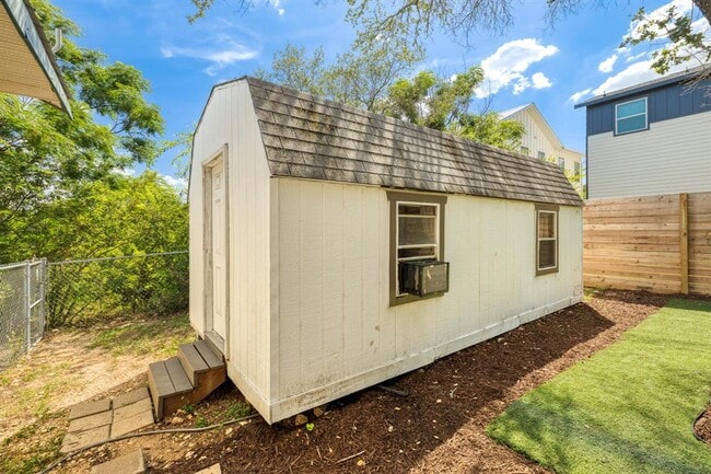 Building Photo - 11004 Elm St