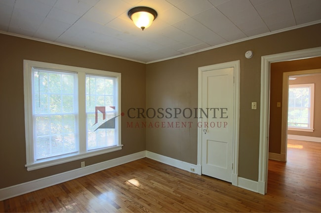 Building Photo - 2 bedroom 1 bath Triplex in central Tyler!