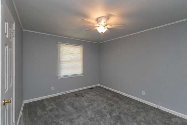 Building Photo - $1,250 - 3 bed/1 bath single-family home f...