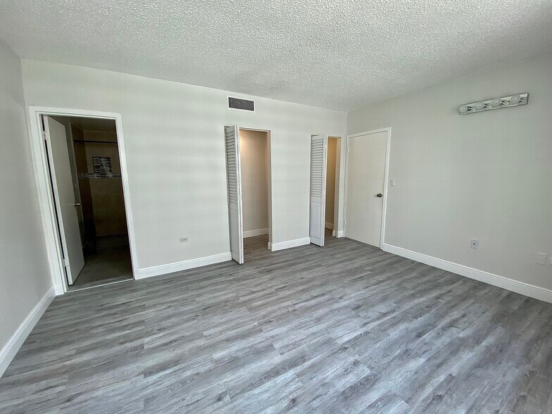 Building Photo - 999 Brickell Bay Dr