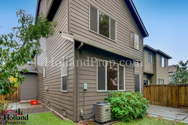 Building Photo - Stunning 3 Bedroom 2.5 Bathroom Home with ...