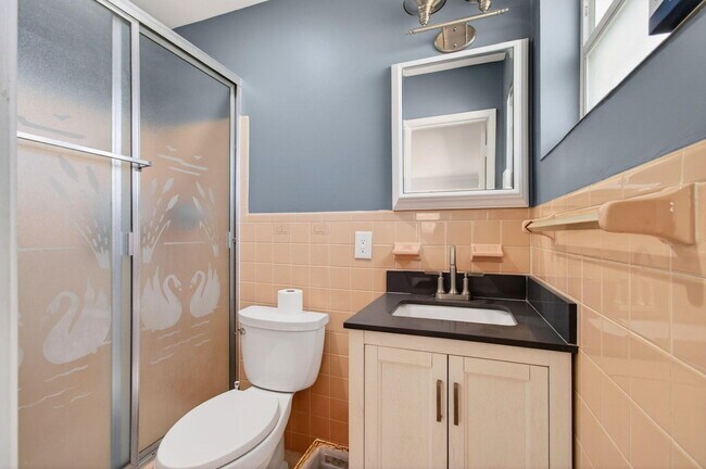 Building Photo - 301 SE 8th Ave