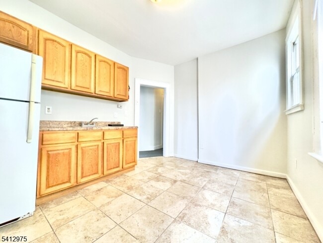 Building Photo - 476 Grove St