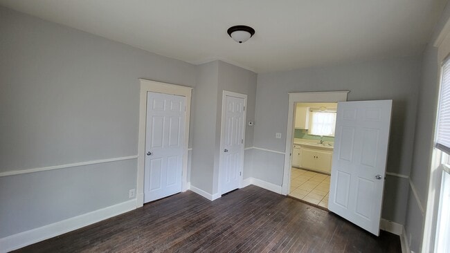 Building Photo - 3 bedroom house with fenced backyard