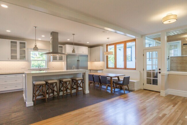 Building Photo - 6bd/3.75ba Seattle Home