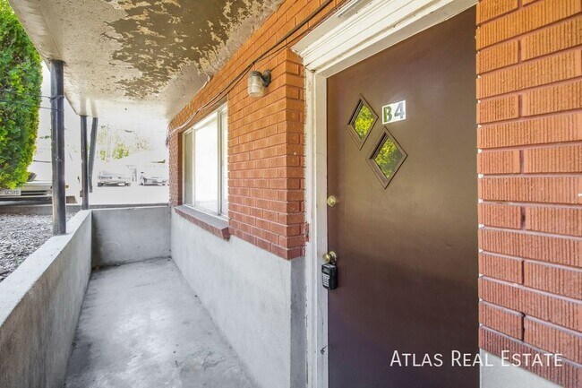 Building Photo - 1363 Emery St W