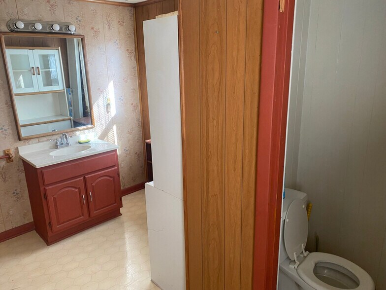 Building Photo - 415 Bond St