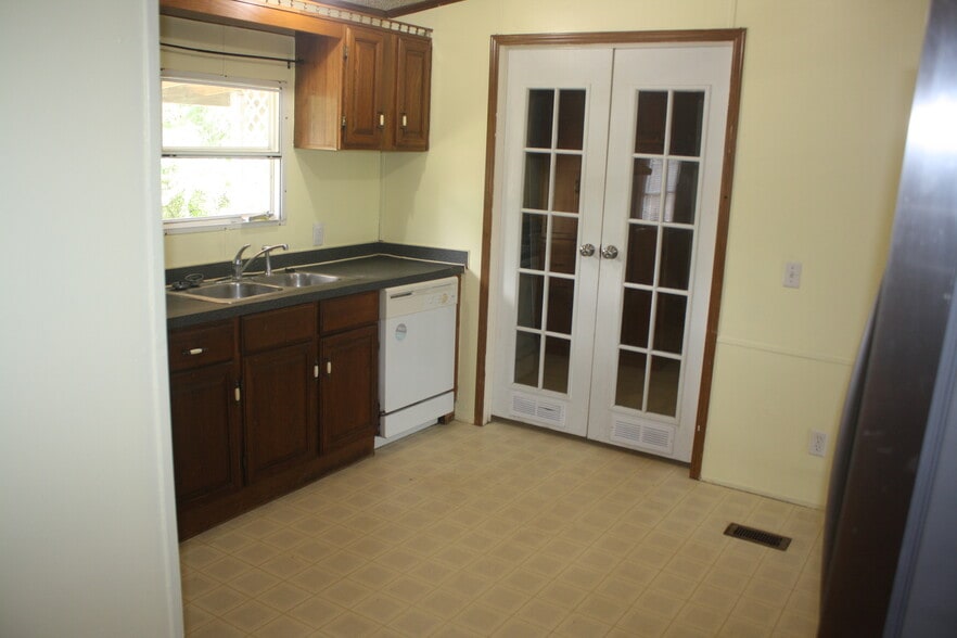 kitchen - 3305 Peaceway Dr