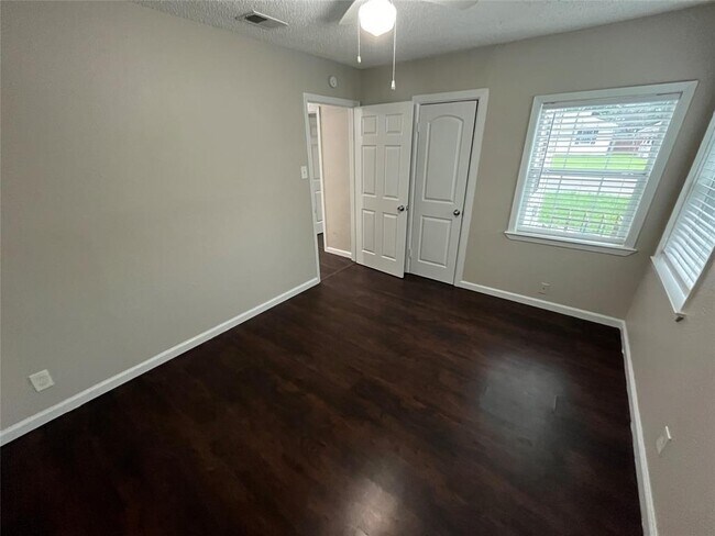 Building Photo - 8418 Grovecrest Dr