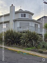 Building Photo - 2 Bed/1 Bath in SW Newport