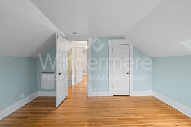 Building Photo - 3 Bedroom , 1 Bath