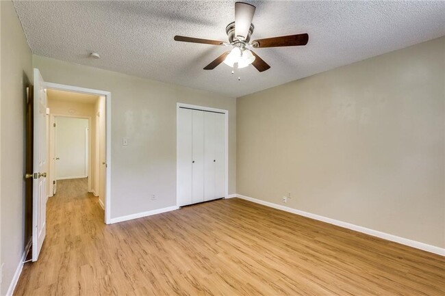 Building Photo - 12401 Knoll Ridge Dr