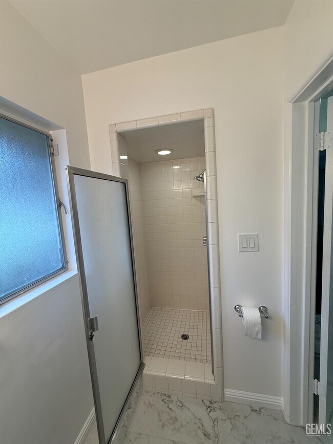 Building Photo - 400 Fairway Dr