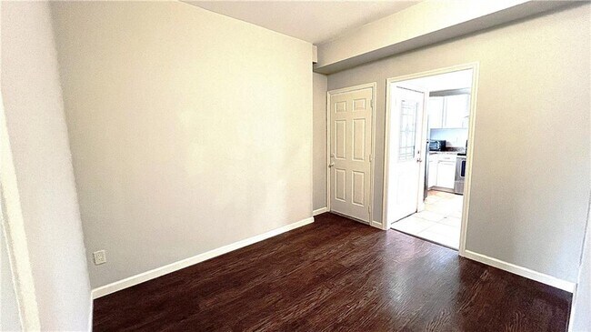 Building Photo - 4236 E Cherokee Dr