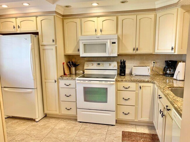 Building Photo - 4000 Crystal Lake Dr