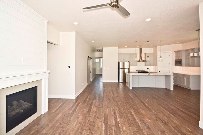 Building Photo - Centrally Located 3 Bedroom 2 Bathroom Home