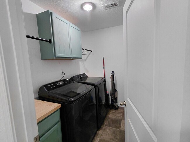 Building Photo - 836 Chariot Way