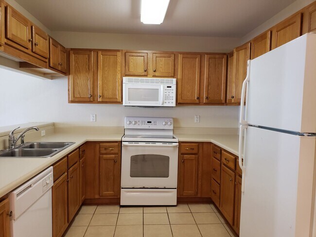 Building Photo - Large 3 bedroom town home with pool and gym for rent June 8, 2026 for $1650 per month