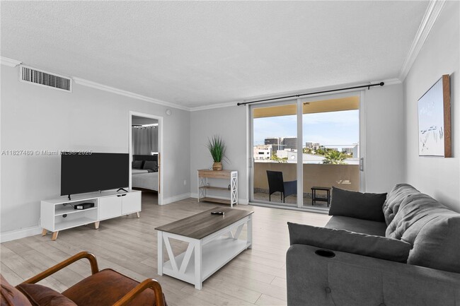 Building Photo - 9440 W Bay Harbor Dr