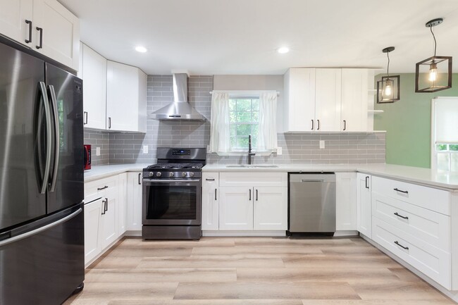 Building Photo - Updated 3bd/2ba Ranch Blocks From Downtown...