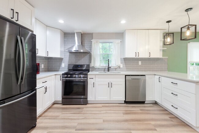 Building Photo - Updated 3bd/2ba w/ Large Backyard & Lawn C...