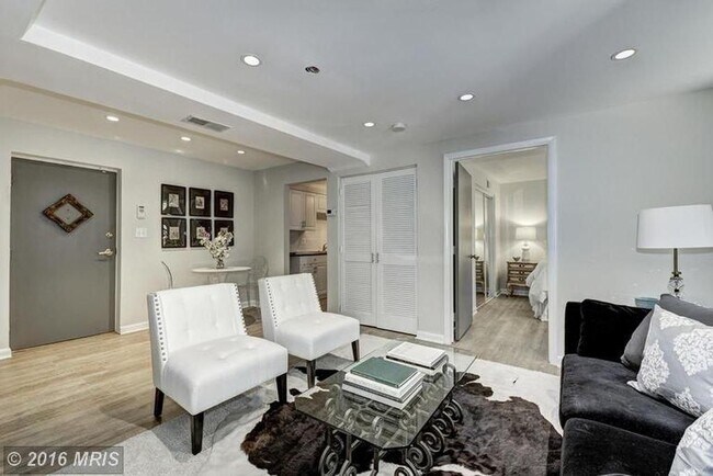 Building Photo - $500 Off for a lease start by 10/1! Availa...