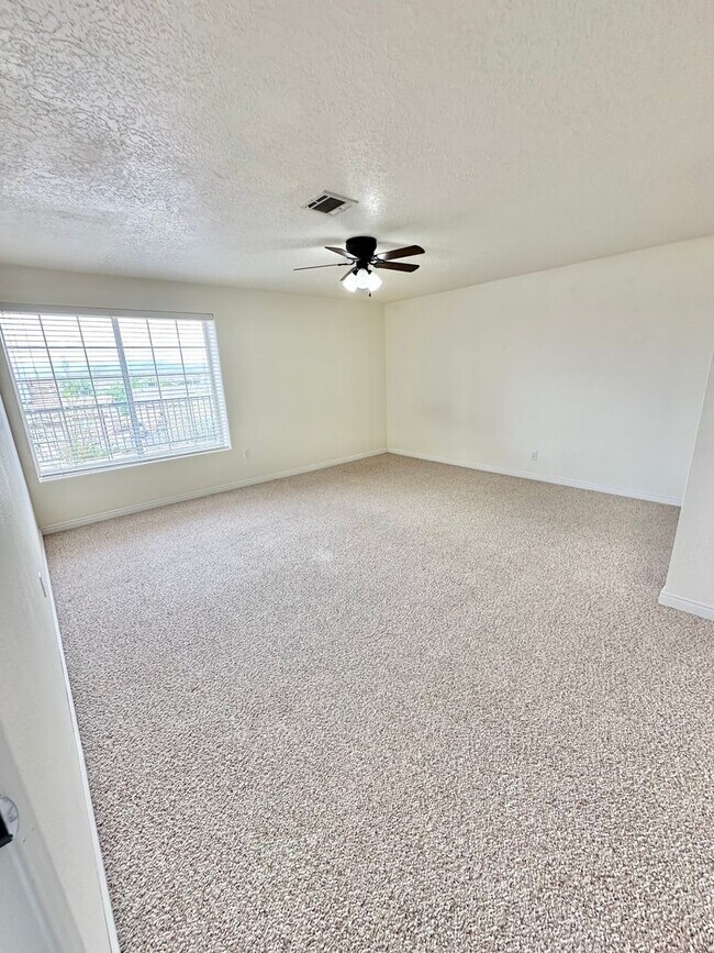 Building Photo - 4 bedrooms plus 2 additional areas. Price Reduced!!