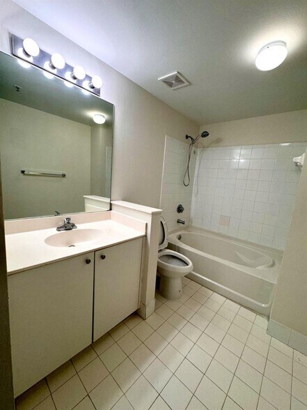 Building Photo - 5840 W Sample Rd