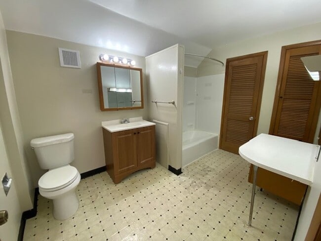 Building Photo - Spacious 3-Bed, 1.5-Bath—Covered Porch & Easy Parking